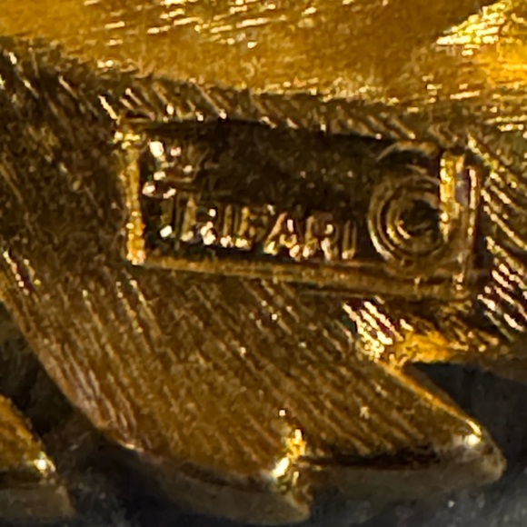 Vintage Estate Crown Trifari Signed 5-Leaf Gold Tone Textured Brooch Pin 2.5 in - Picture 4 of 5